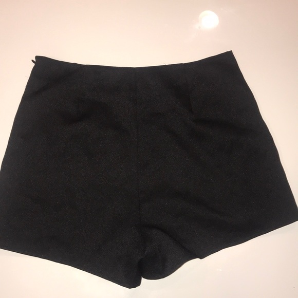 Black Blu Pepper Shorts - Picture 2 of 2